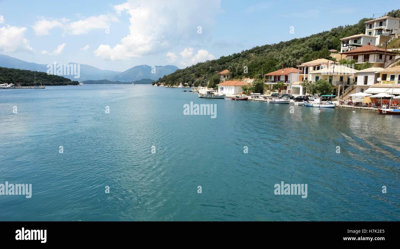 Meganisi Insel, Griechenland, 11. Mai 2013: Blick auf den Hafen und die Insel mit Bergen im Dorf Vathi. Insel Meganisi. Stockfoto