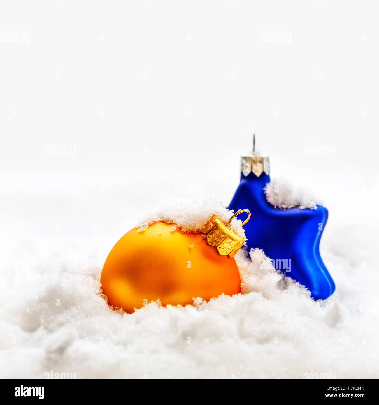 Weihnachts-Dekoration. Gold-Ball und blauen Stern auf abstrakte Schnee Hintergrund Stockfoto