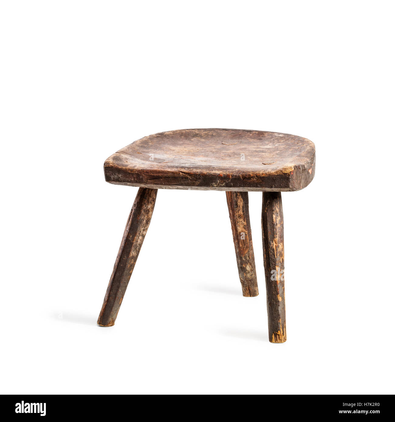 Vintage Hocker isoliert auf weißem Hintergrund. Antiker Stuhl drei Beine. Einzelnes Objekt mit Beschneidungspfad Stockfoto