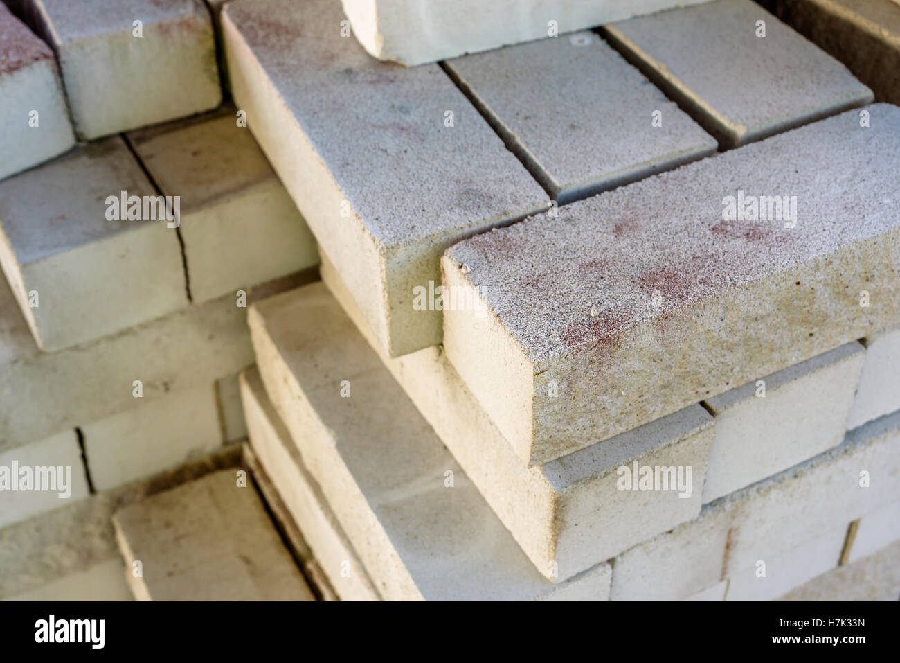 Stapel von kleinen rechteckigen Betonstein. Stockfoto