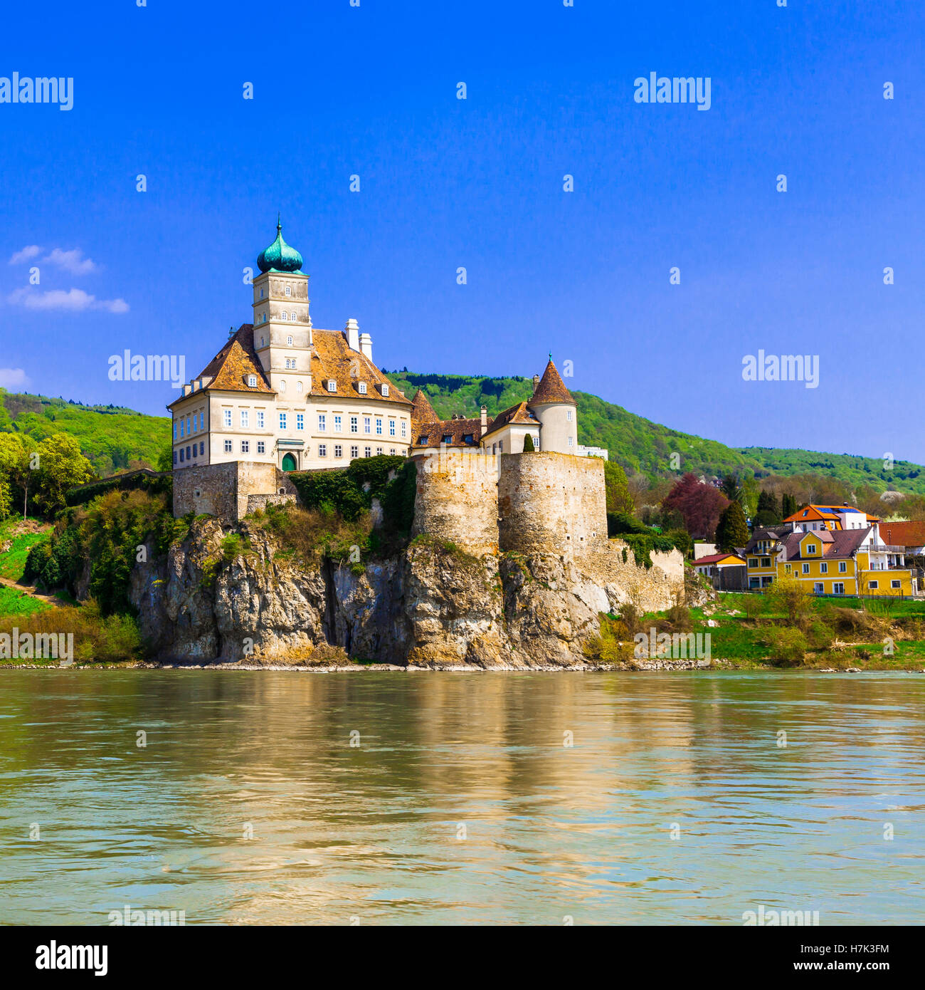 Schöne schonbuhel Schloss, Ansicht mit alten Festung, die Kirche und die Donau, Österreich. Stockfoto