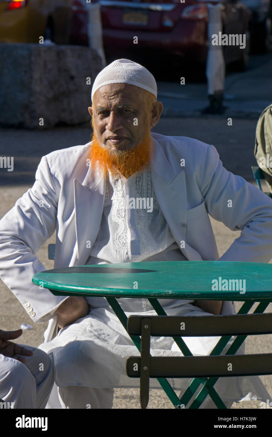 Ein Mann mit orange Henna-Farbstoff in seinem Bart. In Jackson Heights, Queens, New York City Stockfoto