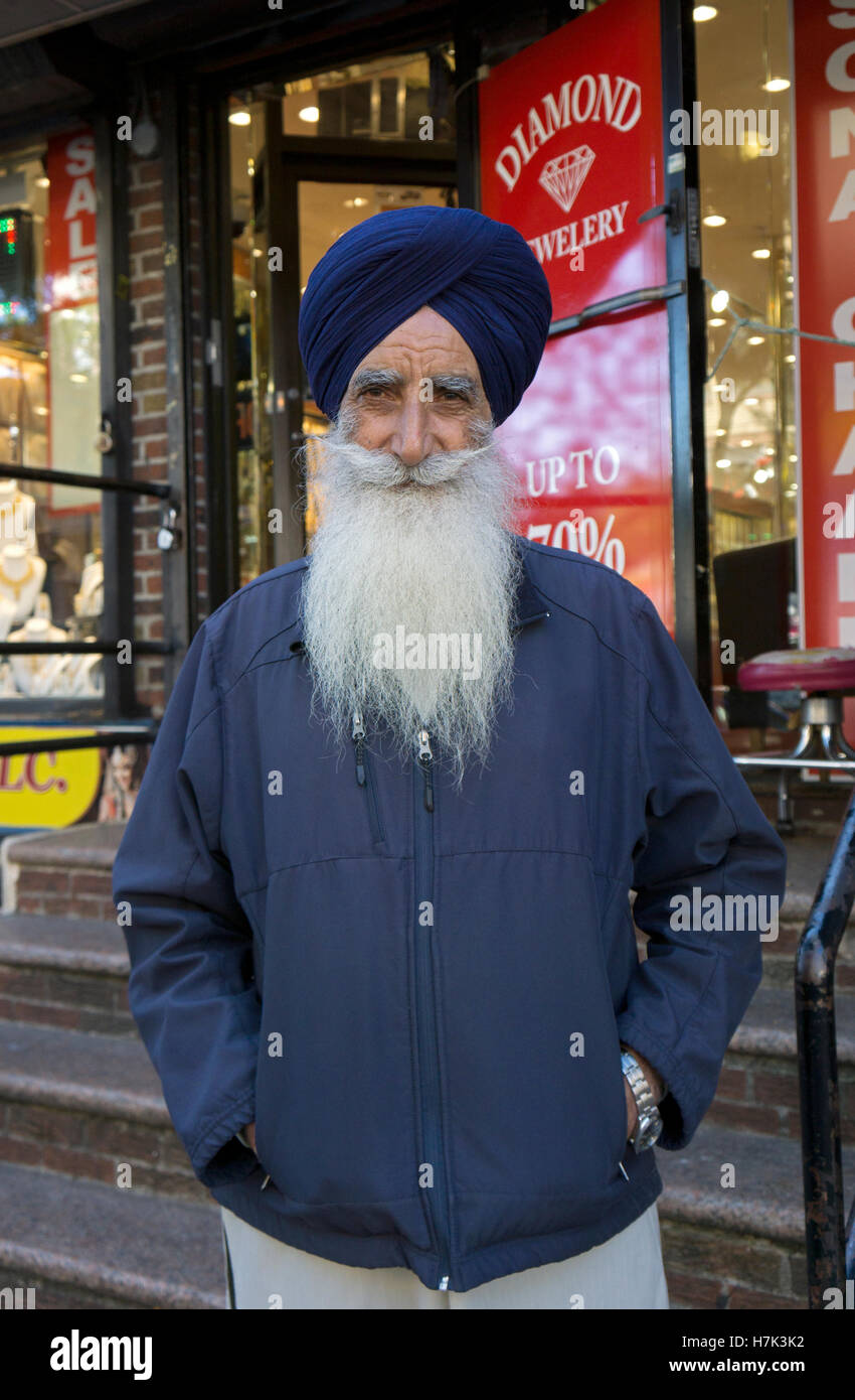Porträt von einem indischen Mann mit Turban, Bart und ungewöhnliche Schnurrbart in Jackson Heights, Queens, New York Stockfoto