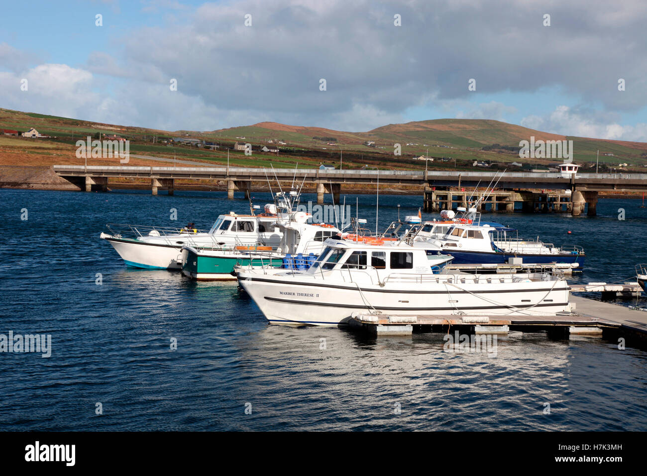 Kleine Boote vor Anker von Portmagee - Valencia-Insel-Brücke Stockfoto