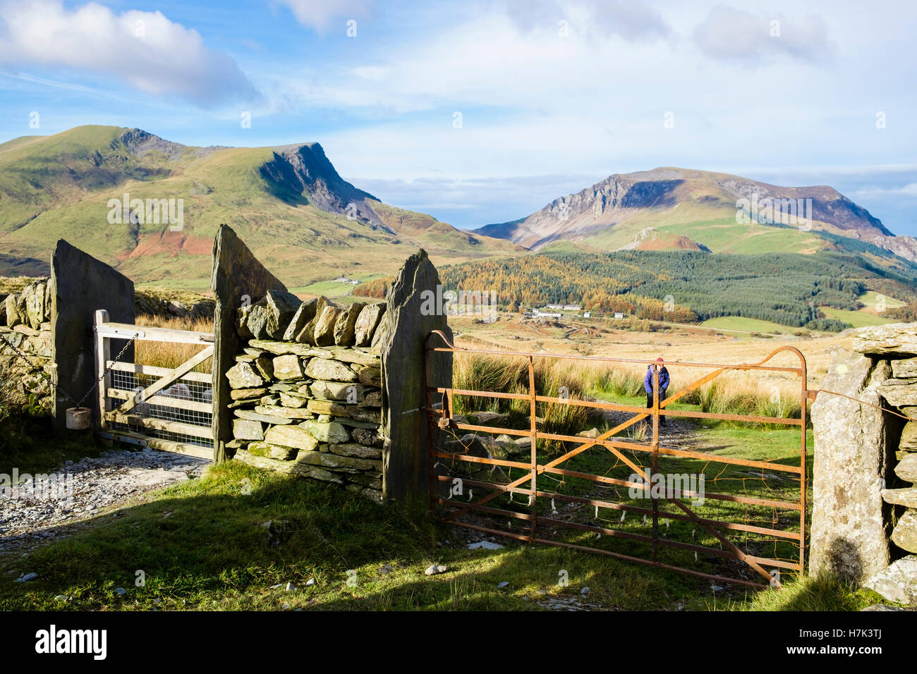 Gates auf Rhyd-Ddu Pfad Snowdon zum Berg mit Blick auf die Berge von Snowdonia National Park (Eryri). Rhyd Ddu Gwynedd Wales UK Großbritannien Stockfoto