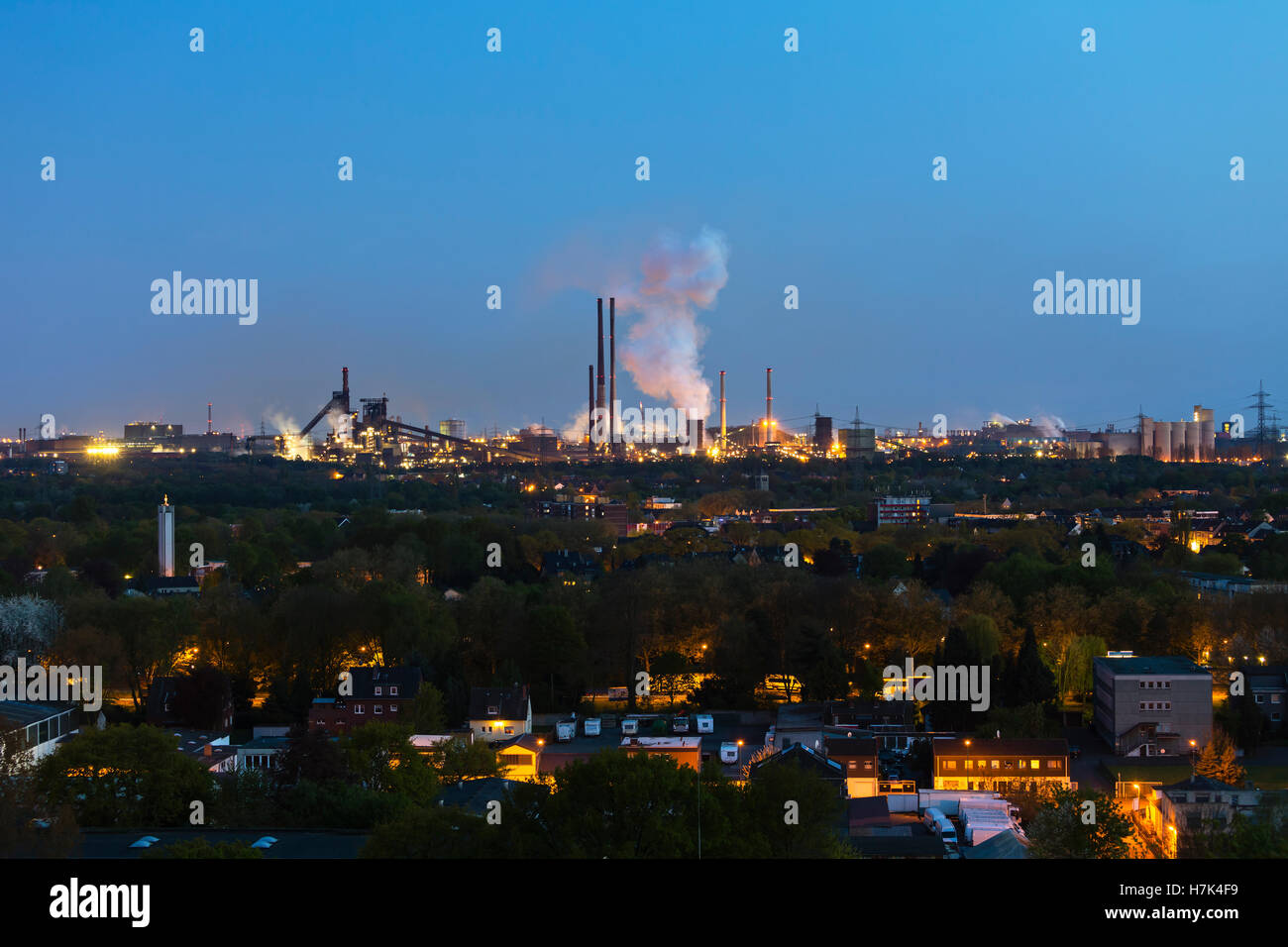 Blick auf eine große Kokereien und Stahlwerk in Duisburg, Deutschland in der Nacht mit Koks abschrecken Dampferzeugung. Stockfoto