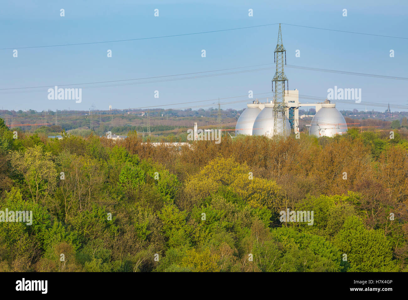 Vogelperspektive Blick auf einer Kläranlage in Duisburg, Deutschland zwischen grünen Landschaft Stockfoto