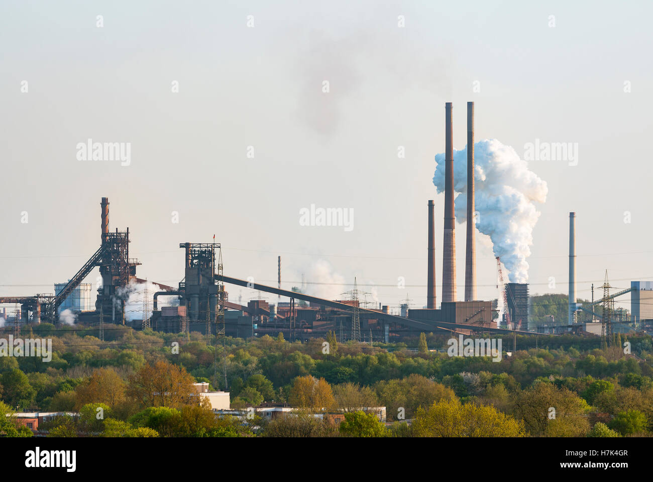 Blick auf einen großen Kokereien und Stahlwerk in Duisburg, Deutschland mit einem dampfenden stillen Turm. Stockfoto