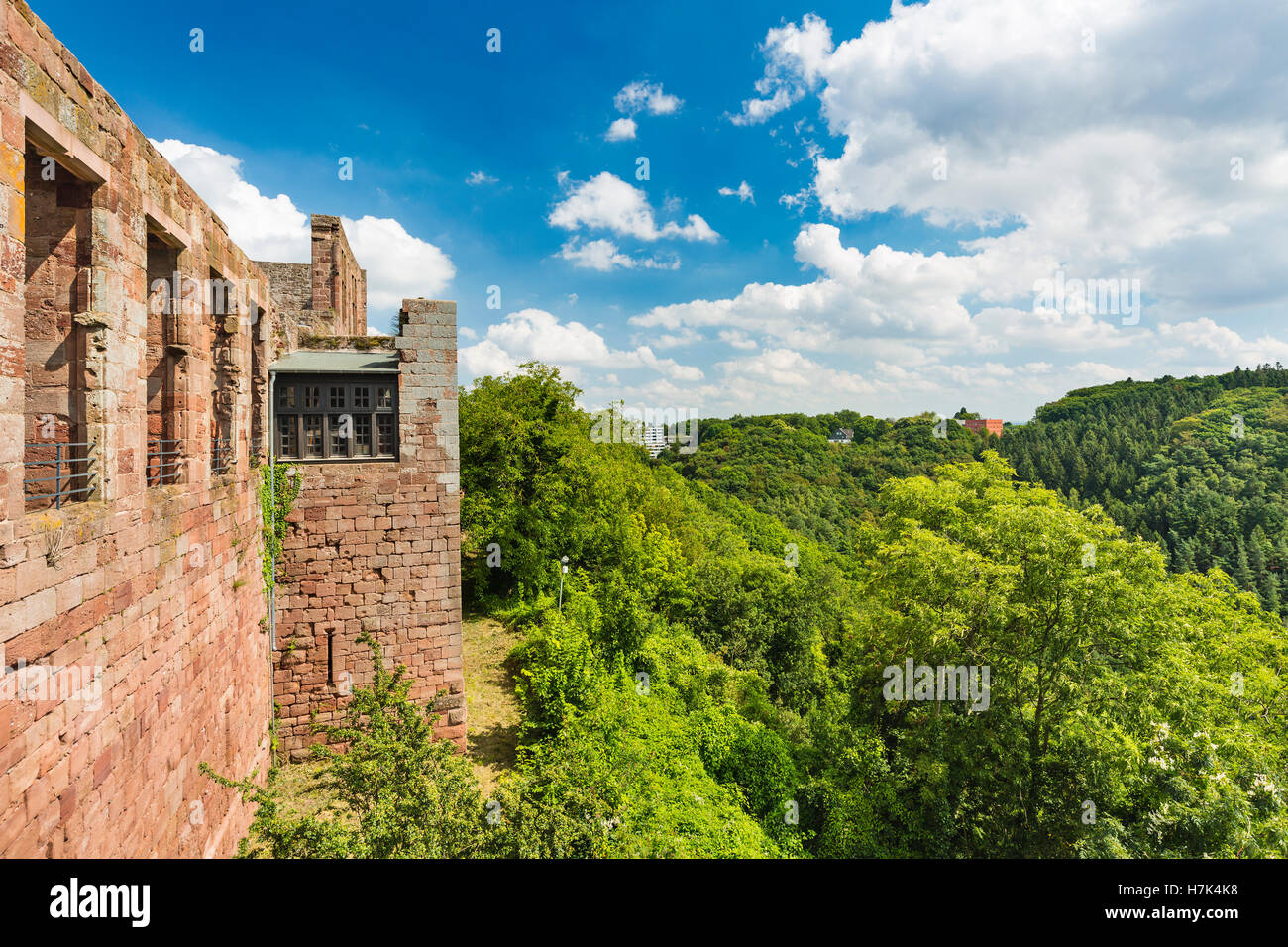 Blick von der Burg Burg Nideggen über Waldlandschaft in der Eifel, Deutschland Stockfoto