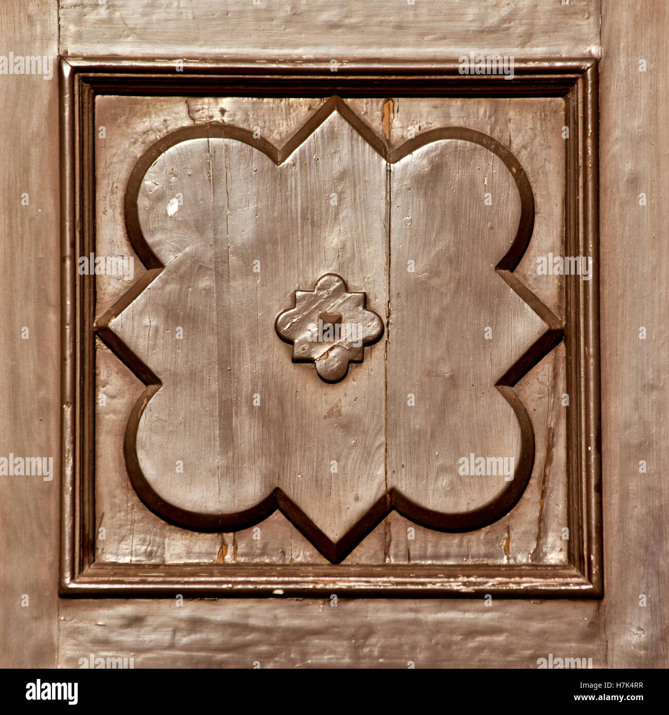geometrische Ornamente alte braune Farbe Holz Tür Stockfoto