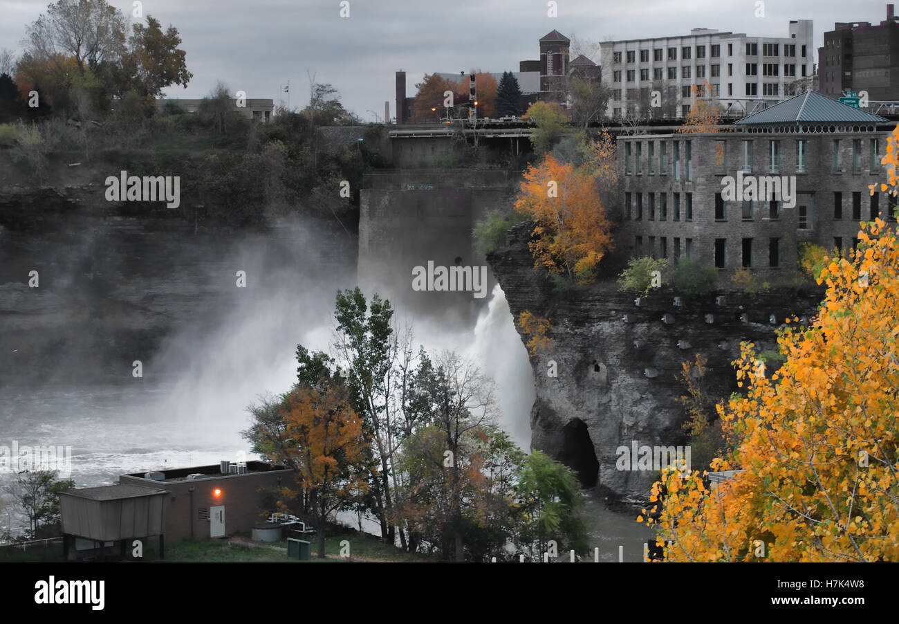Blick auf die hohen Wasserfälle in Rochester, New York an einem bewölkten Tag im Herbst Stockfoto