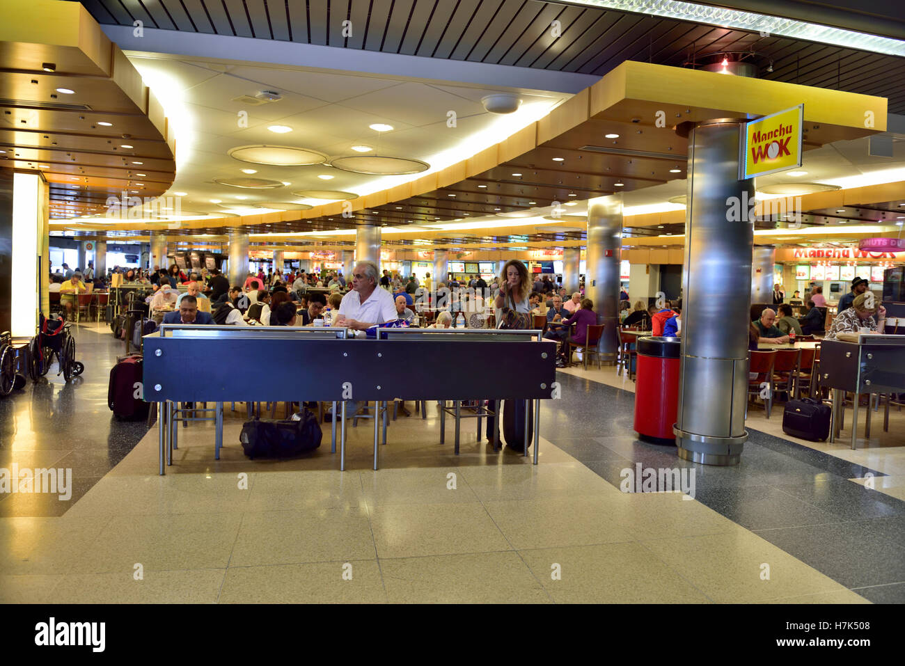 Lebensmittel- und Wartebereich in Chicago O'Hare International Airport, USA Stockfoto
