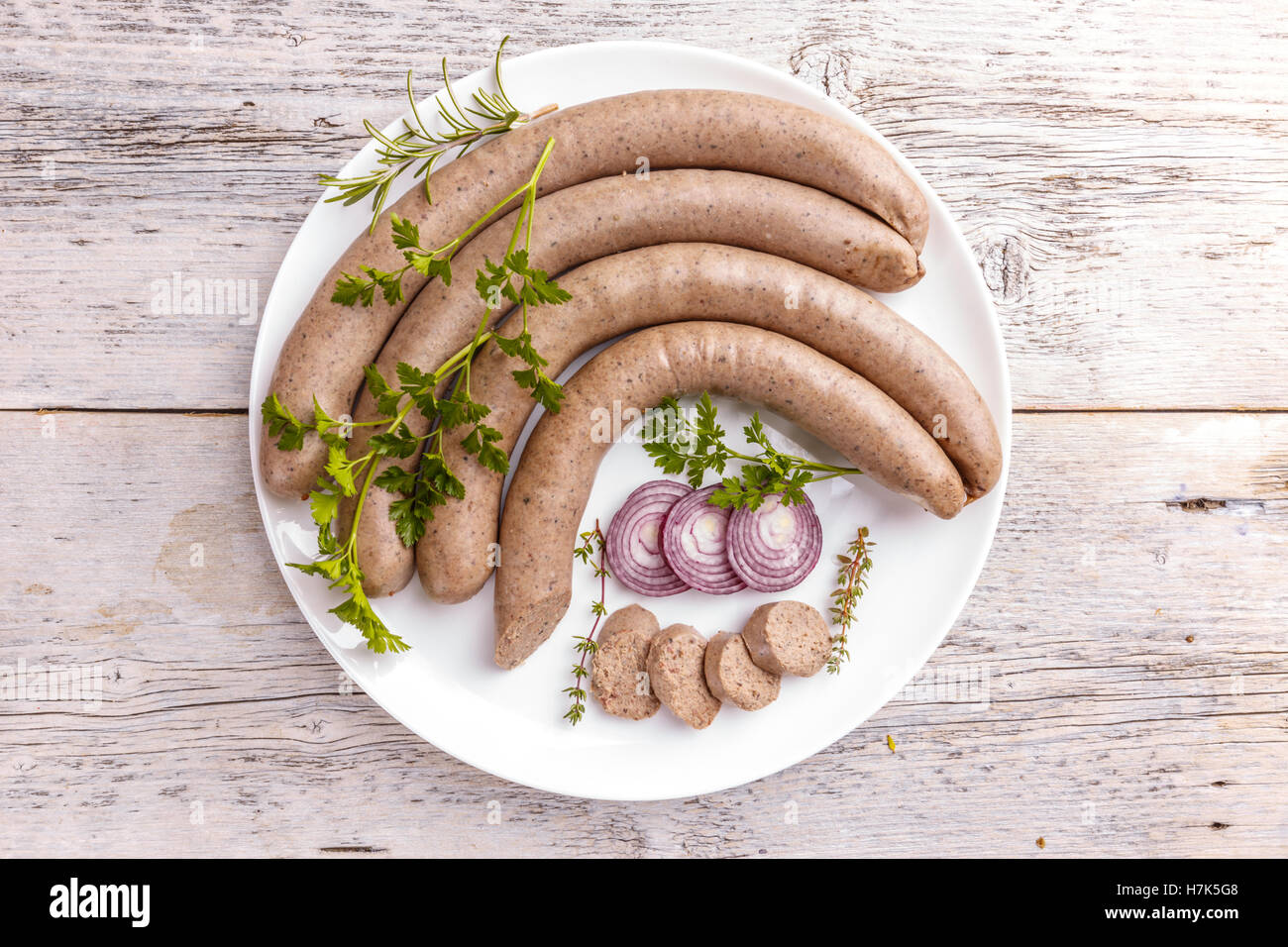 Weißer Pudding Wurst serviert mit Zwiebeln Stockfoto