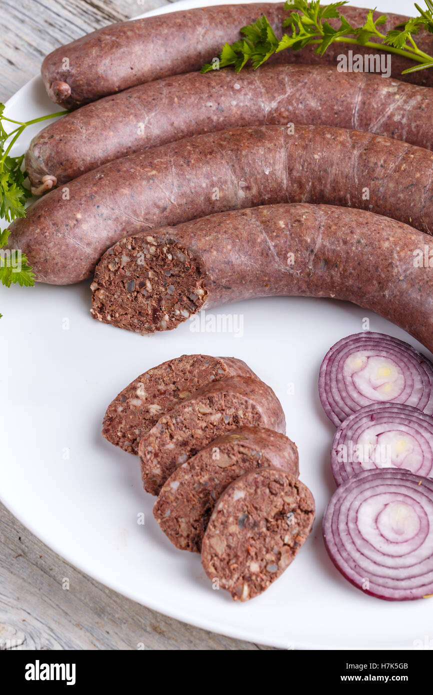 Leckere rohe Blutwurst mit Zwiebel Stockfoto