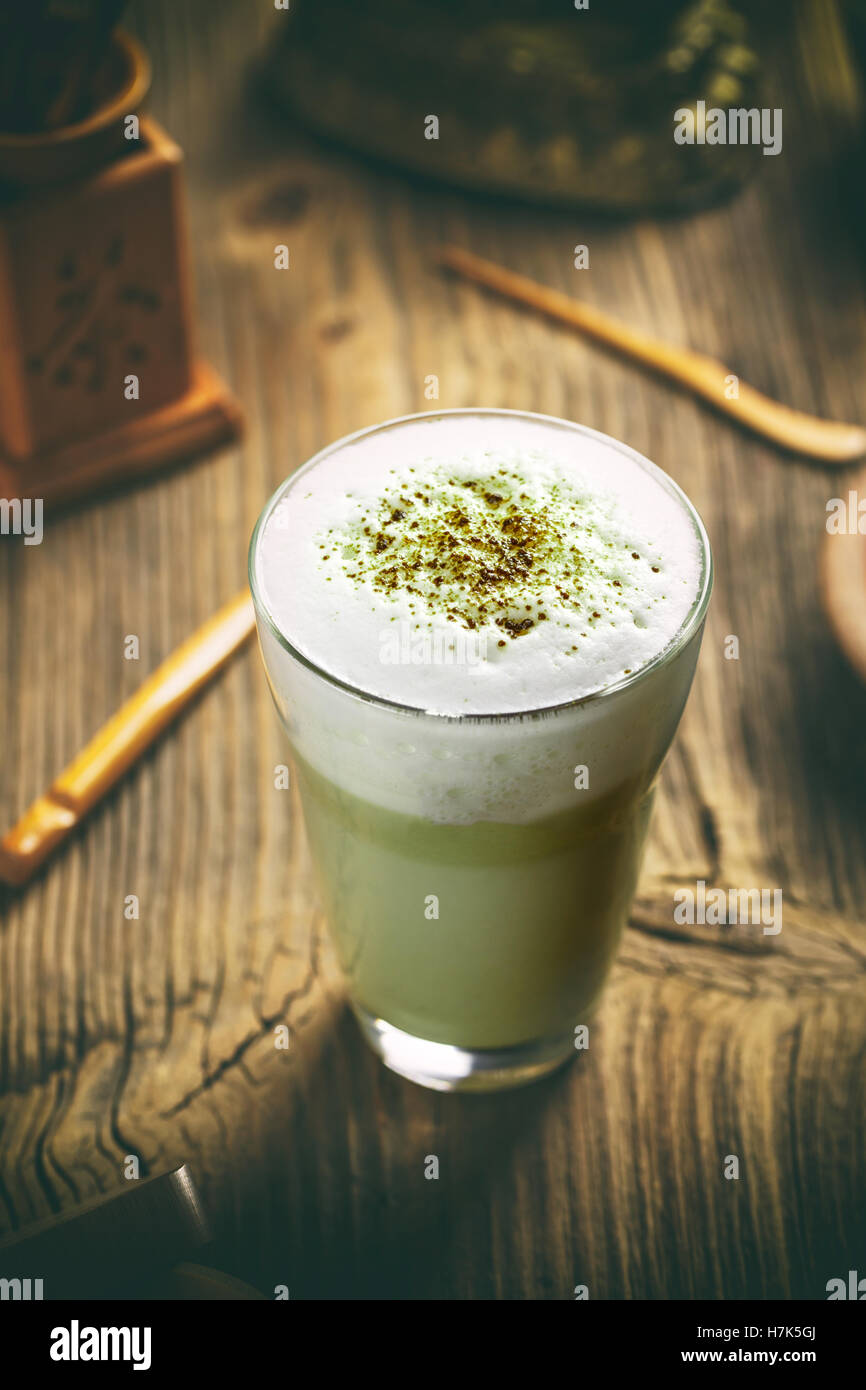 Grünen Tee-Matcha-Latte in eine Glasschale Stockfoto