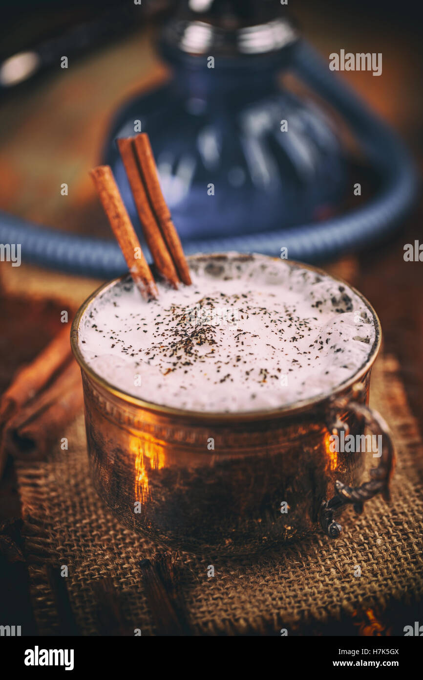 Trinken Sie heißen Chai Latte mit Gewürzen, süße warme Winter dessert Stockfoto