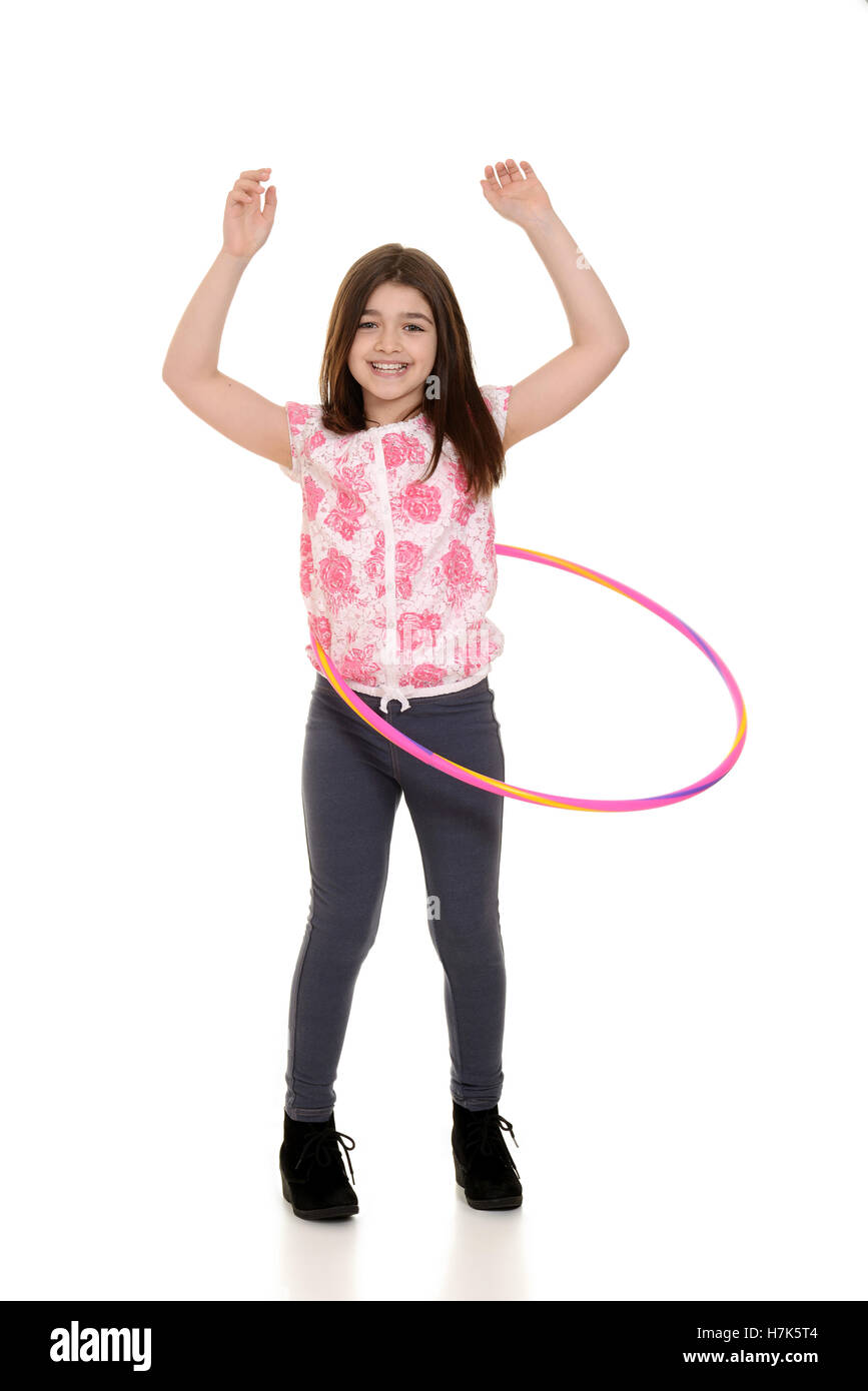 Kind spielt mit Hula-Hoop Stockfoto