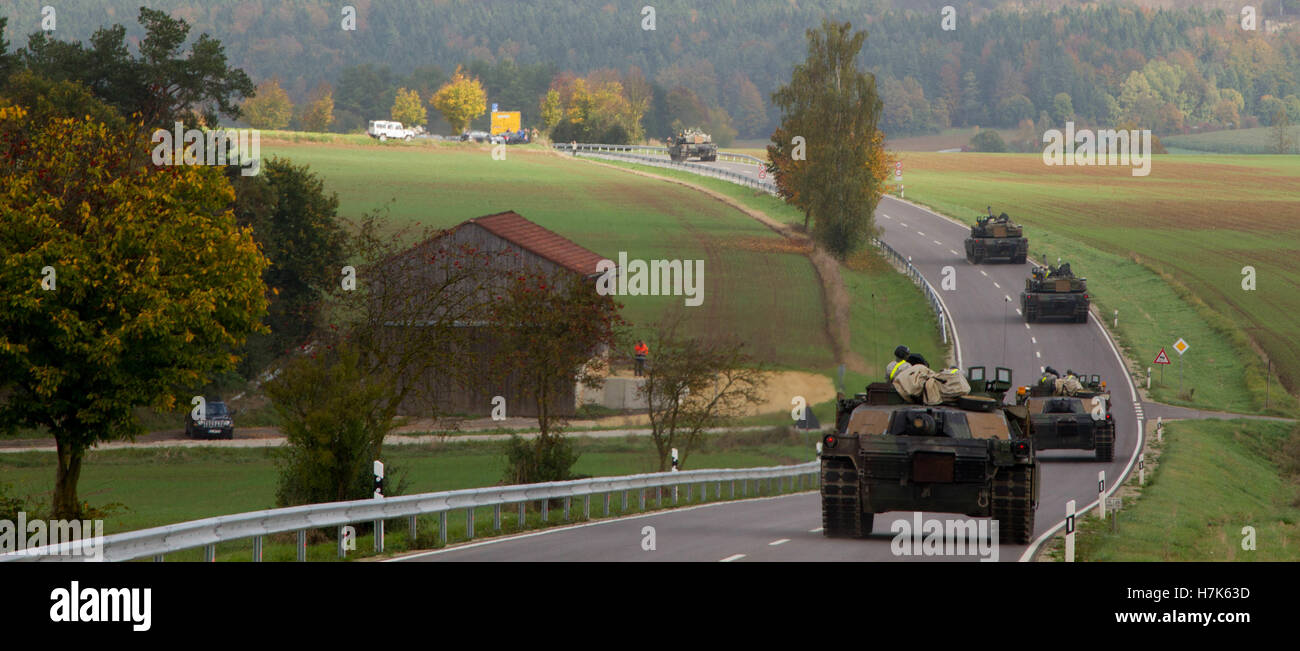US-Armeesoldaten im Kampf Panzer und Fahrzeuge fahren durch die deutsche Landschaft auf dem Weg zu dem Truppenübungsplatz Hohenfels für die kombinierte Lösung III Übung 18. Oktober 2014 in Hohenfels, Deutschland. Stockfoto