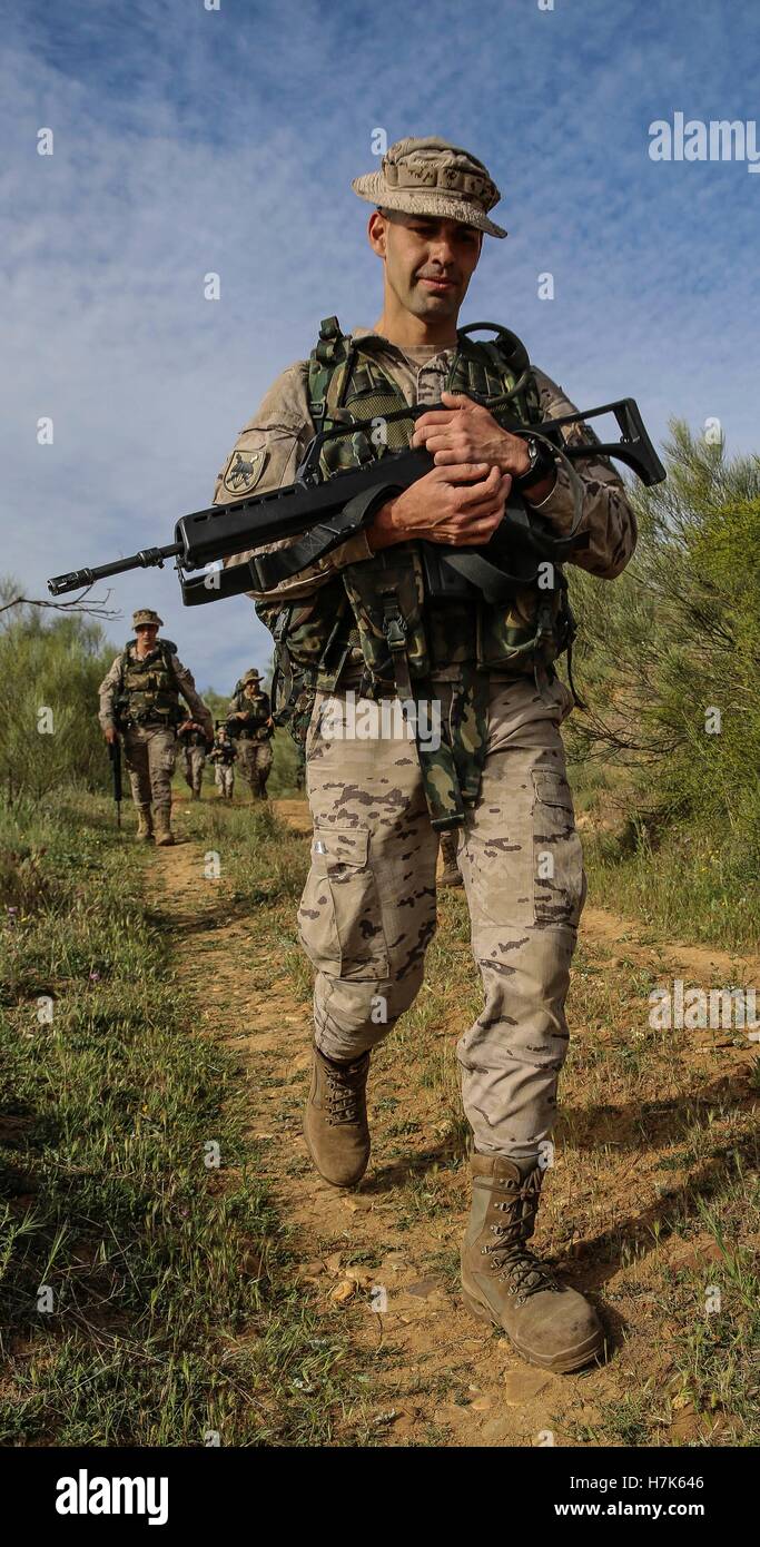 Spanische Soldaten führen einen Fuß Marsch für eine Betrieb Skyfall Bekämpfung Kamera Übung auf dem Truppenübungsplatz Uceda 7. Mai 2015 in Paracuellos del Jarama, Spanien. Stockfoto