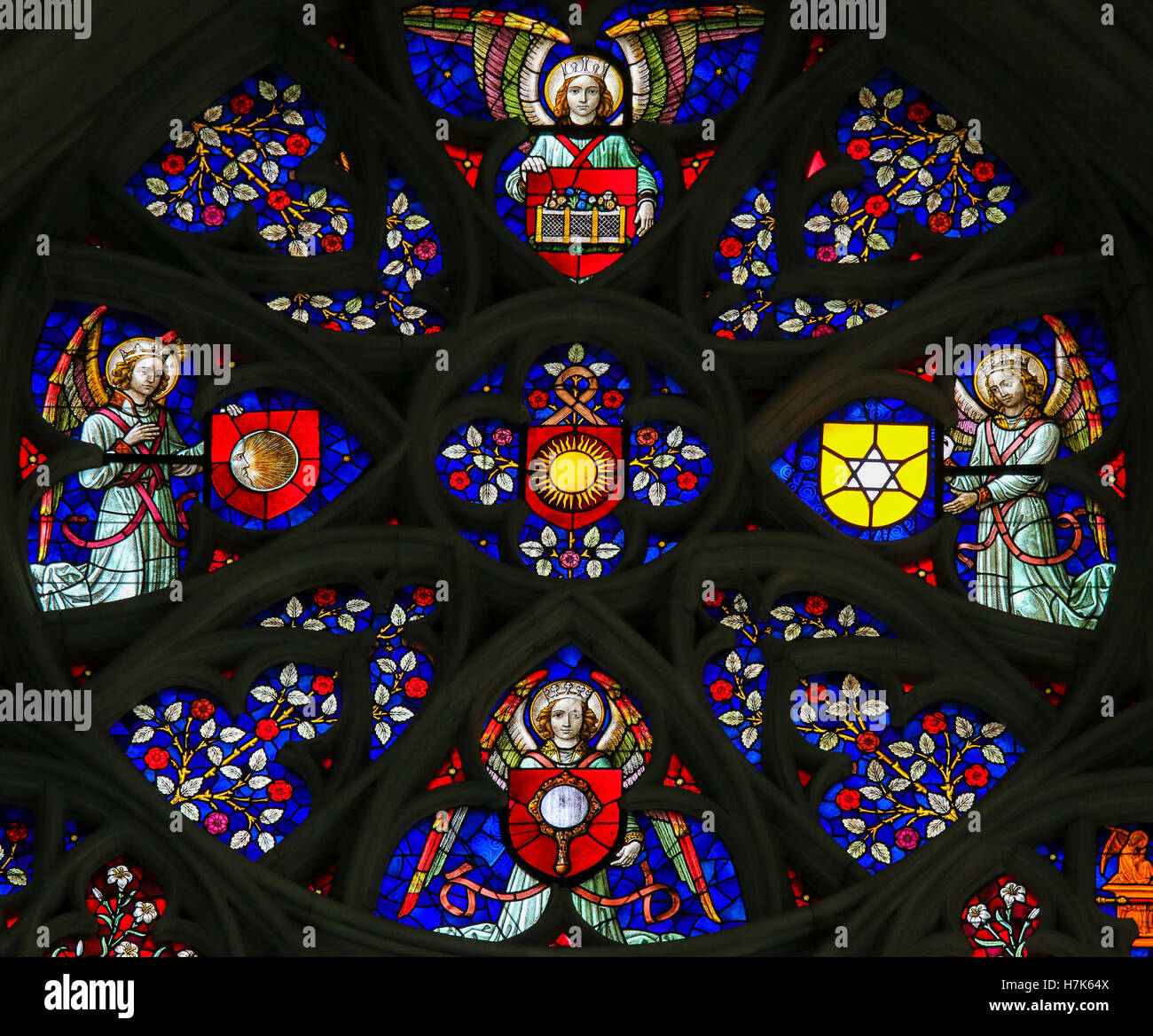 Runde Glasfenster Darstellung vier Engel, eine Sonne, Mond, Spiegel, Stern  und Blumen, in der Kathedrale von Mechelen, Belgien Stockfotografie - Alamy
