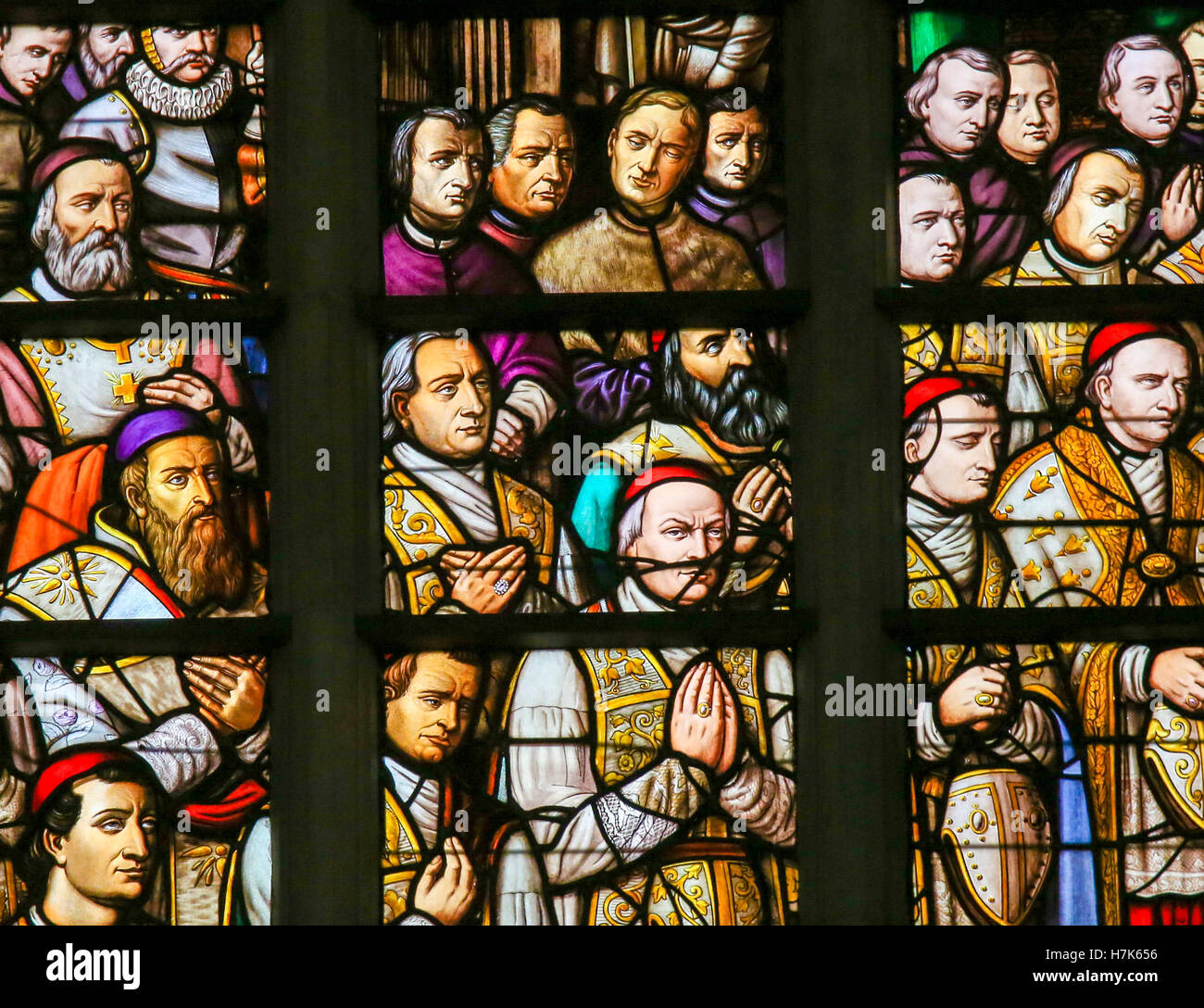 Glasfenster in der Kathedrale von Mechelen der Promulgation des die päpstliche Bulle Ineffabilis Deus, definieren das Dogma der Unbefleckten Empfängnis Stockfoto