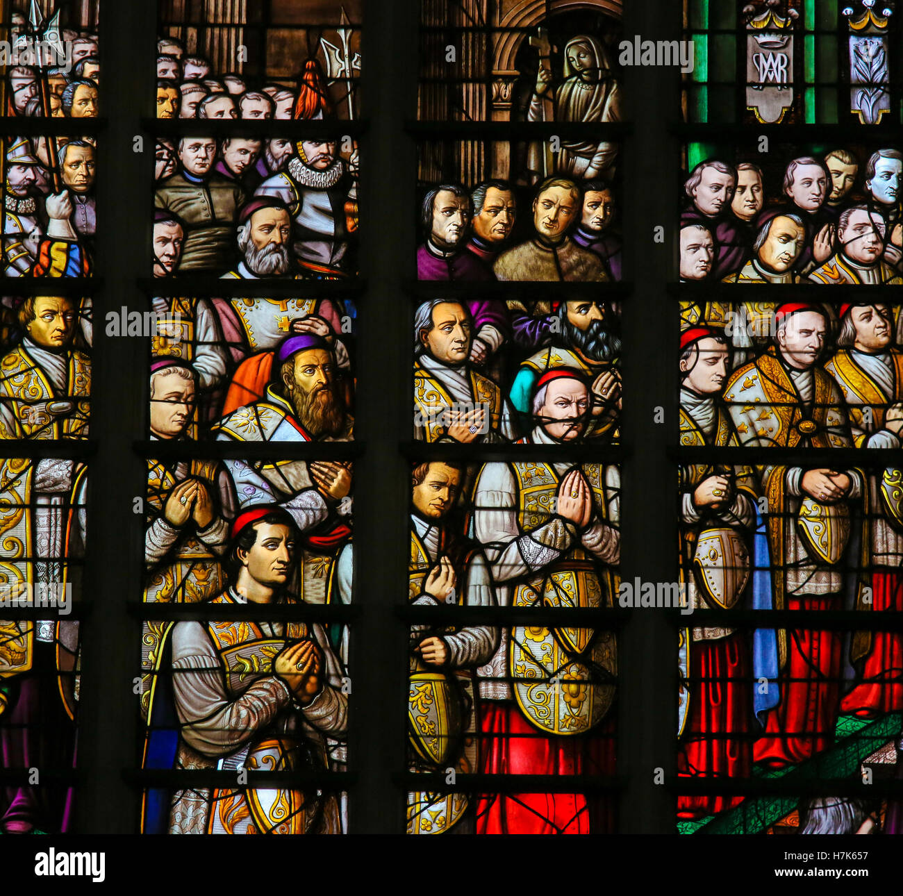 Glasfenster in der Kathedrale von Mechelen der Promulgation des die päpstliche Bulle Ineffabilis Deus, definieren das Dogma der Unbefleckten Empfängnis Stockfoto
