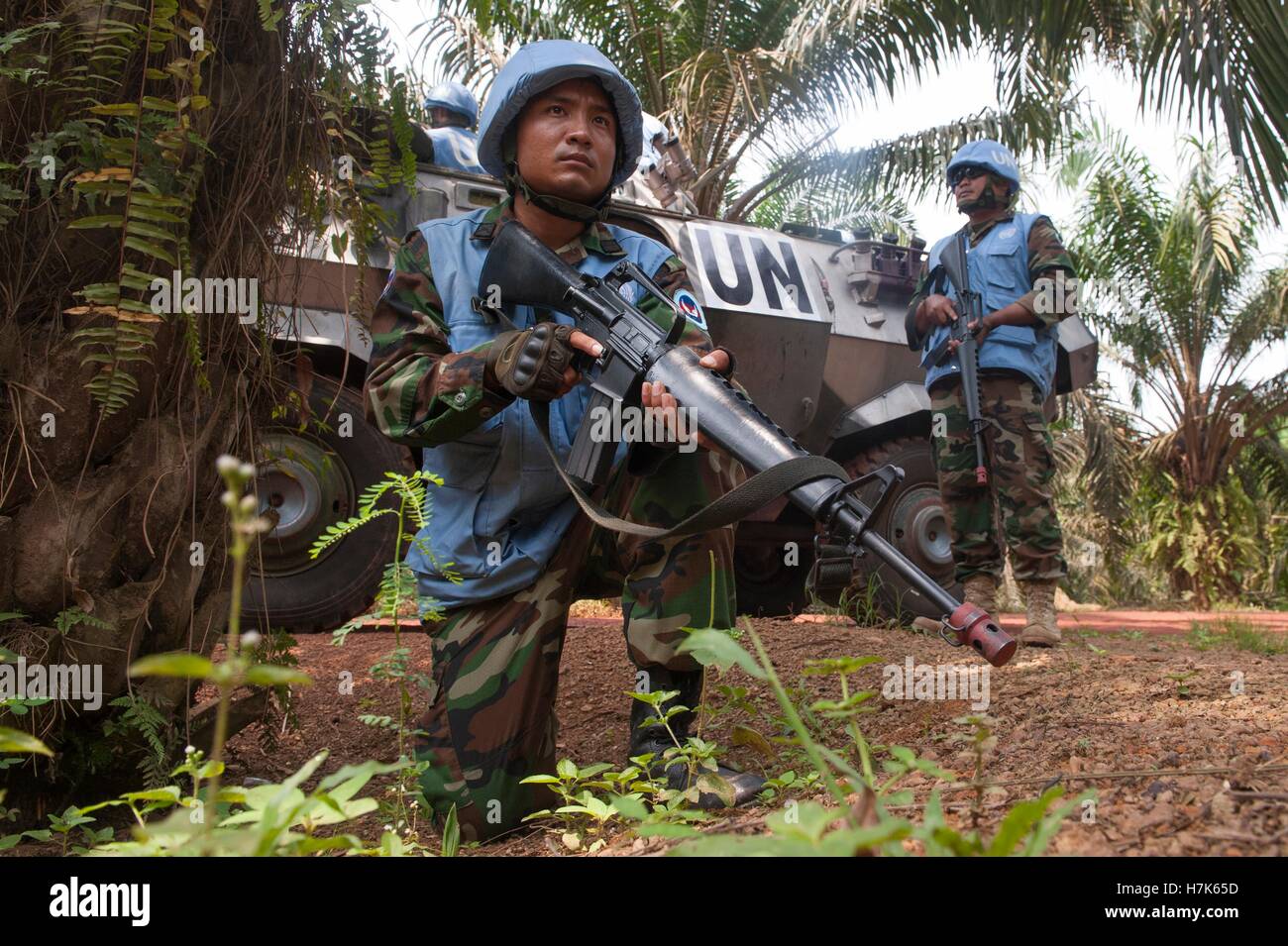 Königliche kambodschanische Armee Soldaten sorgen für Sicherheit während einer Keris Aman Konvoi Eskorte Übung 20. August 2015 in Port Dickson, Malaysia. Stockfoto