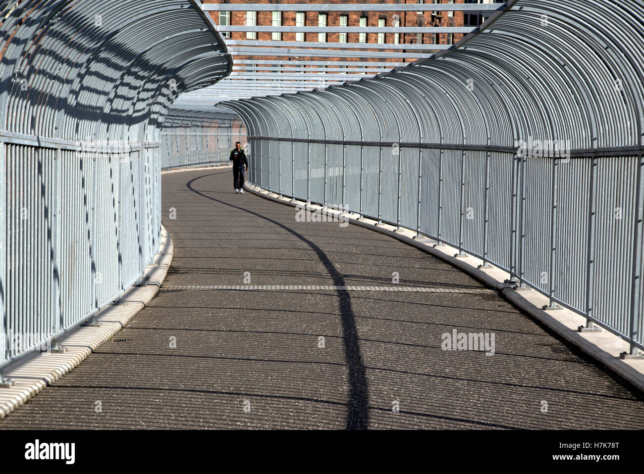 Schnell und wütend Hobbs und Shaw bridge to Nowhere Man Walking über M8 Fußgängerbrücke in der Stadt Stockfoto