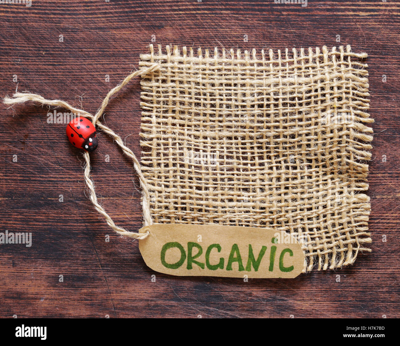 natürliche Bio-Siegel auf einem hölzernen Hintergrund Stockfoto