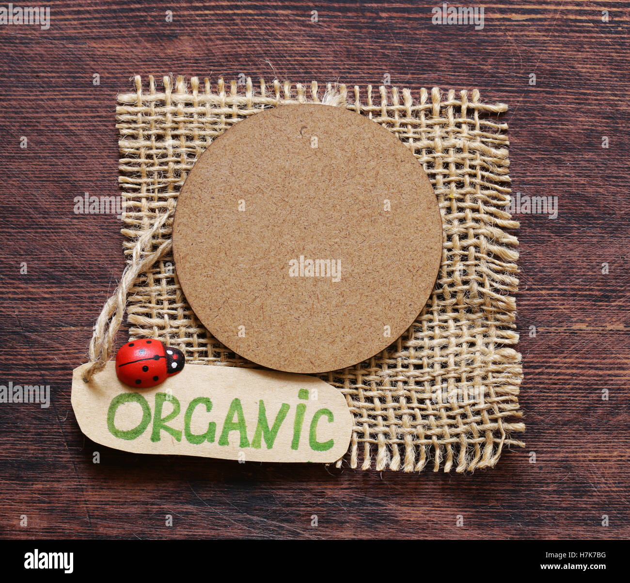 natürliche Bio-Siegel auf einem hölzernen Hintergrund Stockfoto