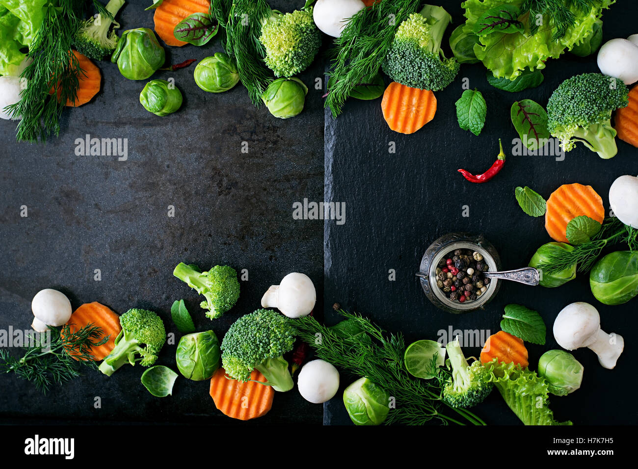 Frisches Gemüse für eine gesunde Ernährung auf einem dunklen Hintergrund im rustikalen Stil. Vegetarisches Essen. Ansicht von oben Stockfoto