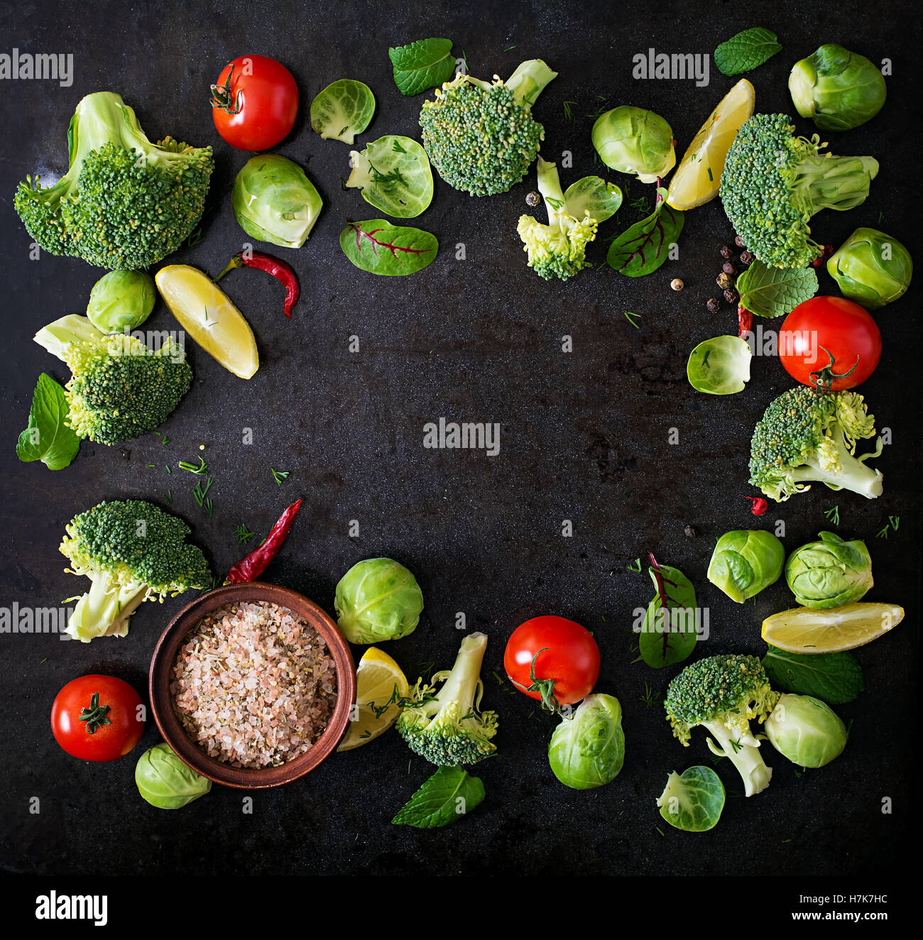 Frisches Gemüse für eine gesunde Ernährung auf einem dunklen Hintergrund im rustikalen Stil. Vegetarisches Essen. Ansicht von oben Stockfoto