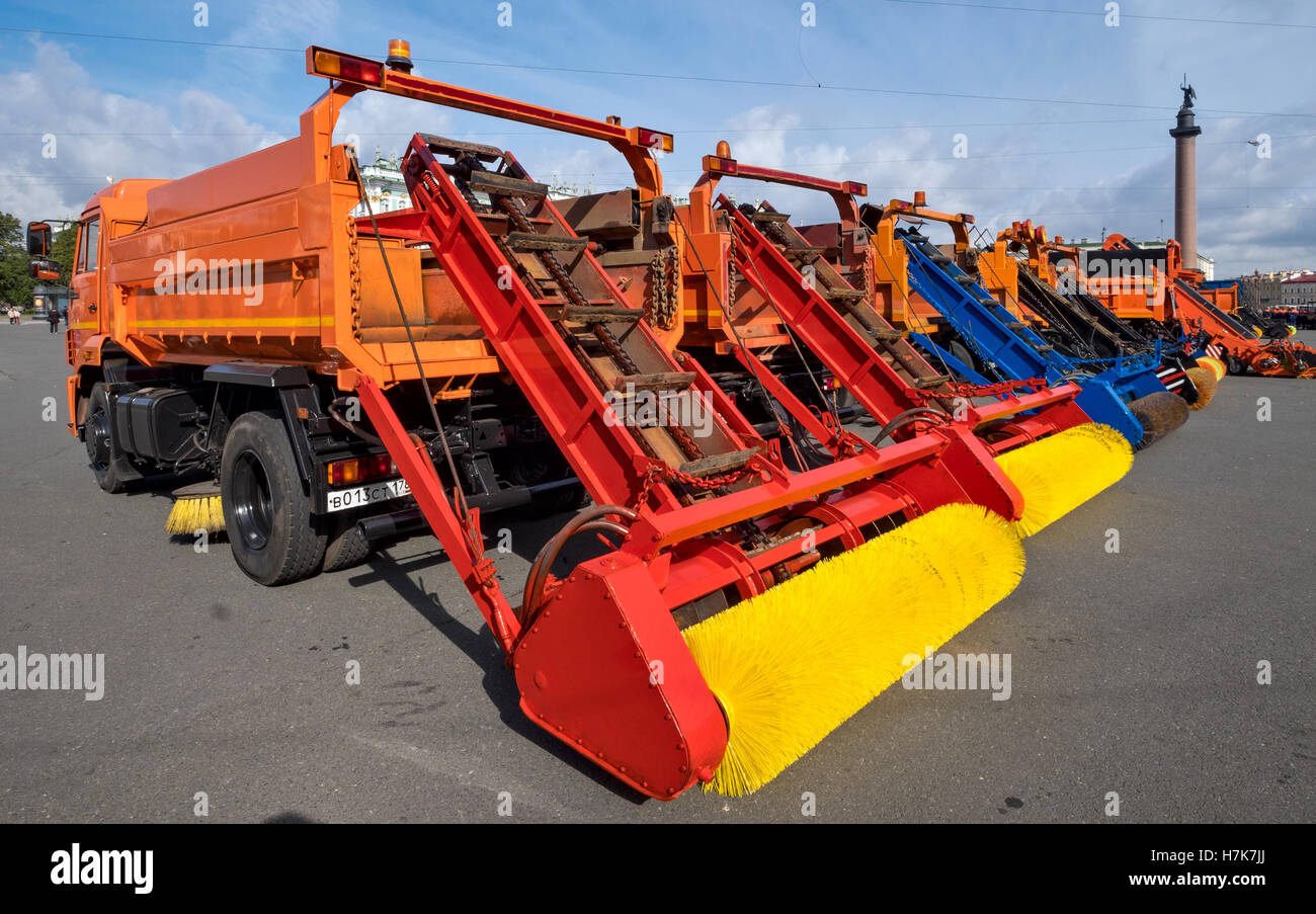 ST. PETERSBURG, Russland - September 12: Parade der kommunale Reinigung LKW in Sankt Petersburg, Russland am 12. September 2016 Stockfoto