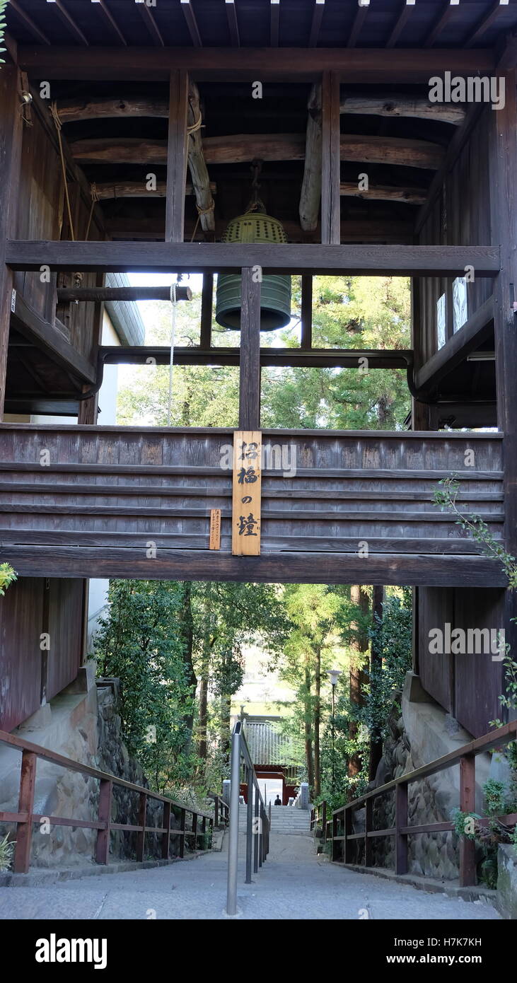 Bell und das Tor der Shorinzan Darumaji Tempel, Gunma-Präfektur, Japan. Text auf Holzbrett bedeutet "Glocke, die Glück ruft" Stockfoto