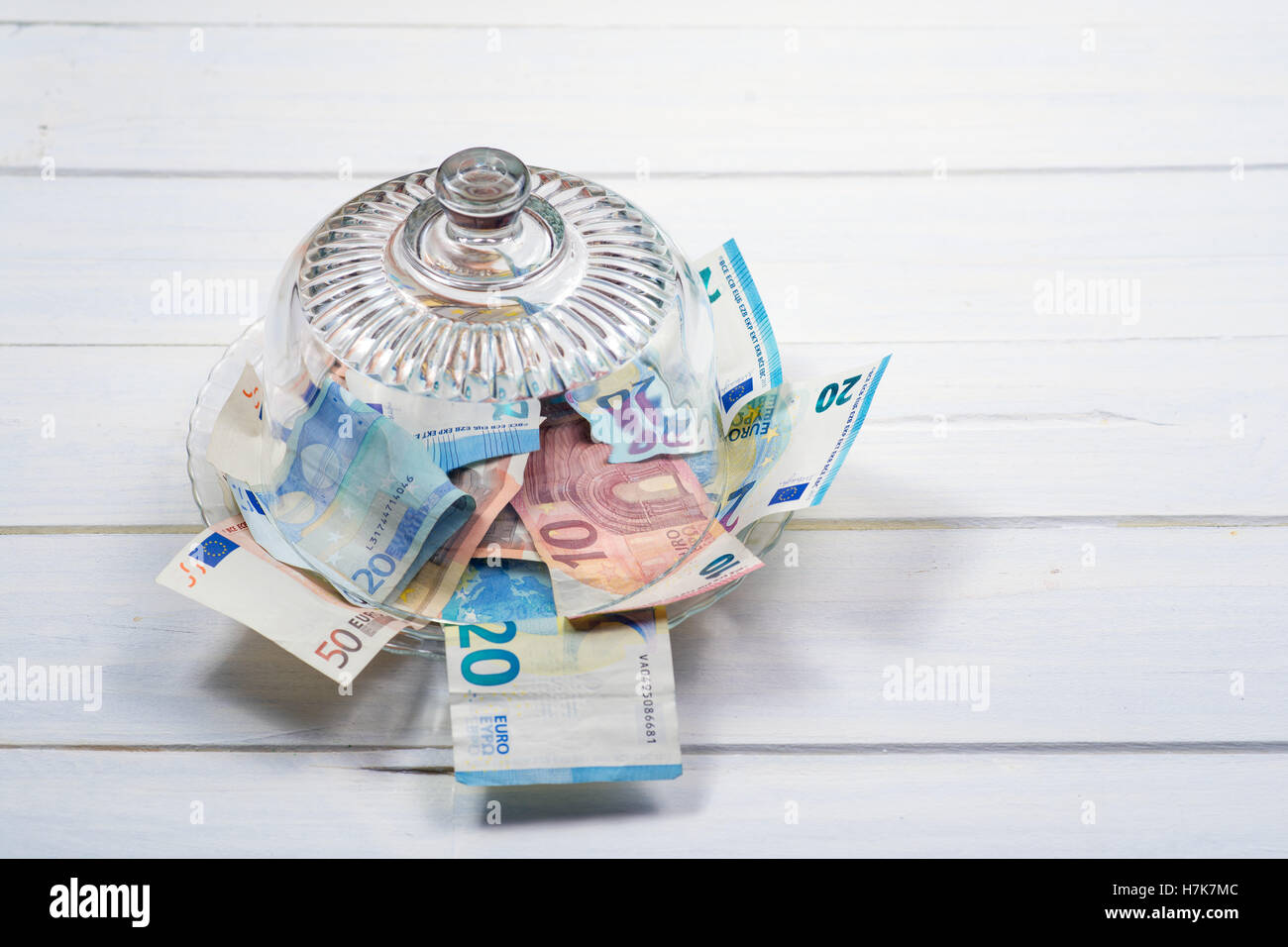 Euro-Banknoten in einer Glasglocke Stockfoto