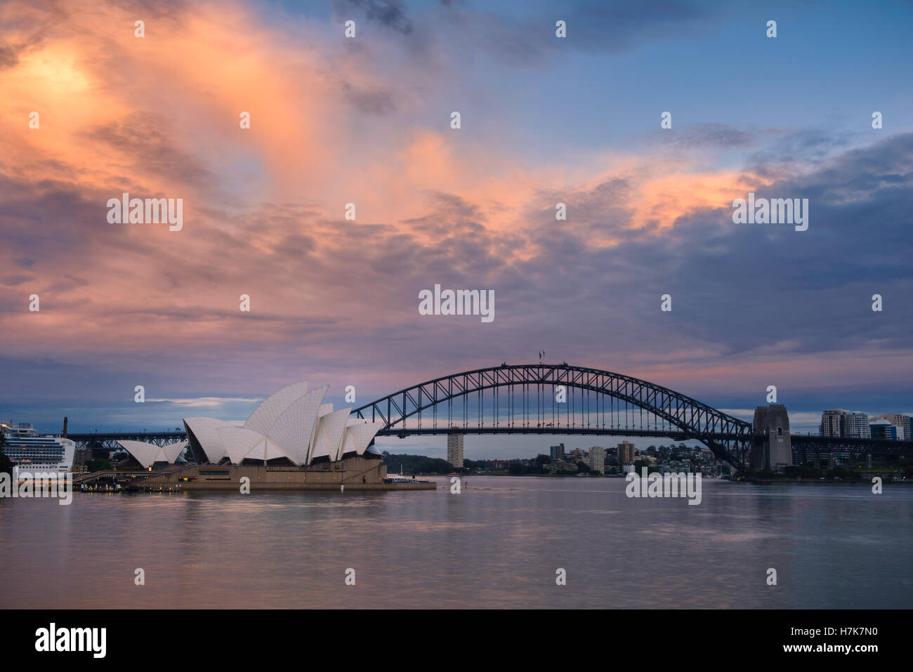 Sydney Opera House und Harbour Bridge in der Dämmerung Stockfoto