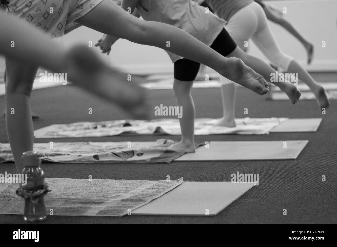 Reihe von monochromen Fotografien in einem Yogastudio. Diese Bilder zeigen ein Kind Yoga-Kurs. Stockfoto