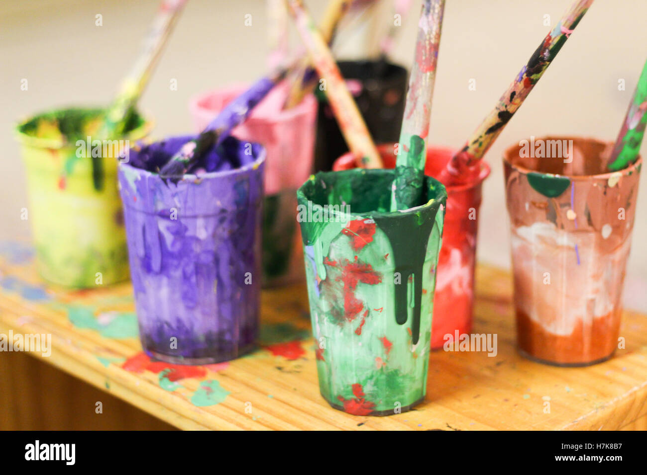 Farbe Tassen und Pinseln in einem Kindergarten / Hort Klassenzimmer Stockfoto