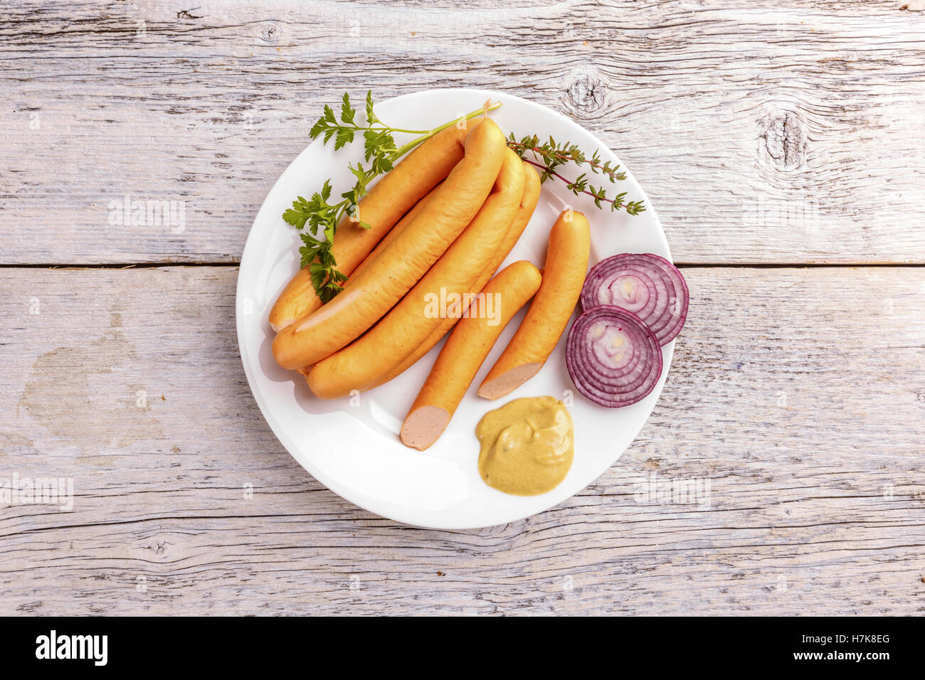 Stapel von Hot Dog Würstchen auf weißen Teller Stockfoto