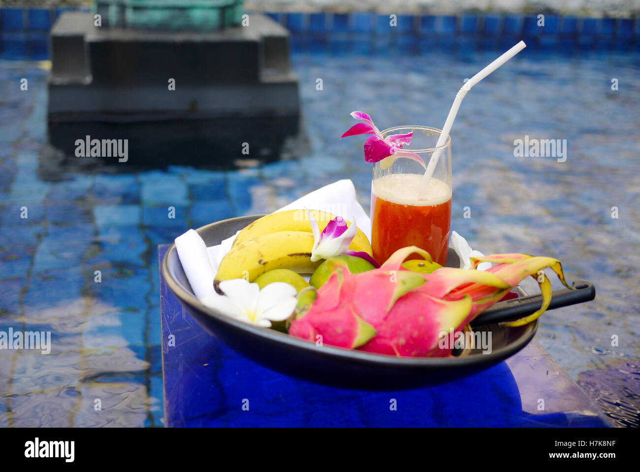 Verschiedene Früchte und Saft serviert in einem Thai Spa Stockfoto