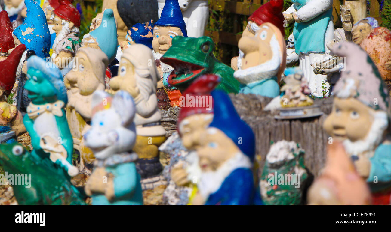 Gruselige altersschwachen Gartenzwerg Ornamenten füllen diese Vorgarten auf einer verlassenen Seitenstraße Stockfoto