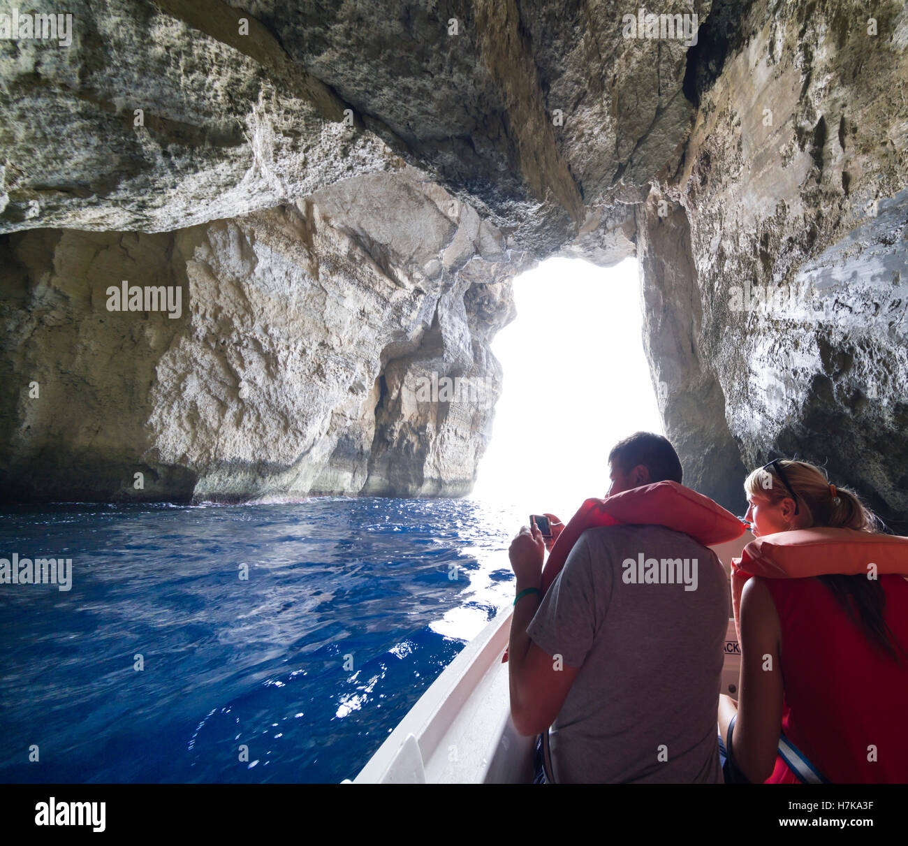 Gozo, Dwejra Bay. Das Binnenmeer. Bootsfahrt um das Azure Window, Durchreise durch Höhle Zugang zur Lagune zu sehen. Stockfoto