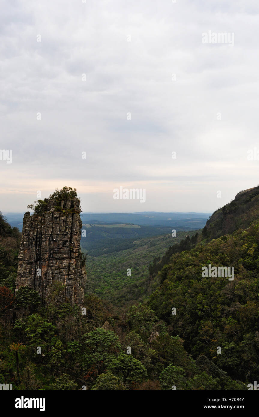 Südafrika: Blick auf den Gipfel, eine geologische Besonderheit einer einzigen Quarzit-Spalte, die vom Blyde River Canyon steigt Stockfoto