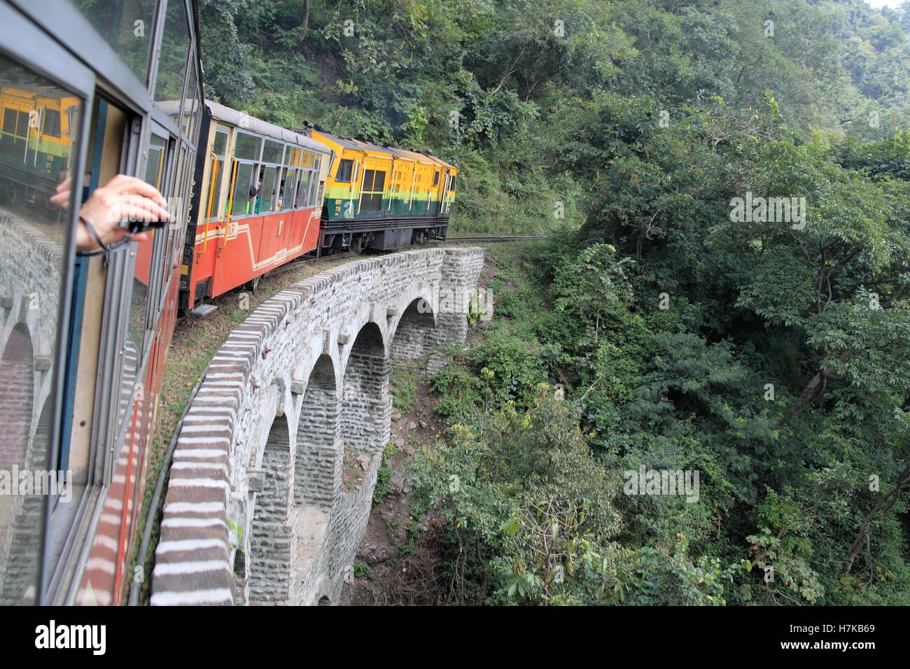 Kalka-Shimla Railway, in der Nähe von Koti, Himachal Pradesh, Indien, indischer Subkontinent, Südasien Stockfoto