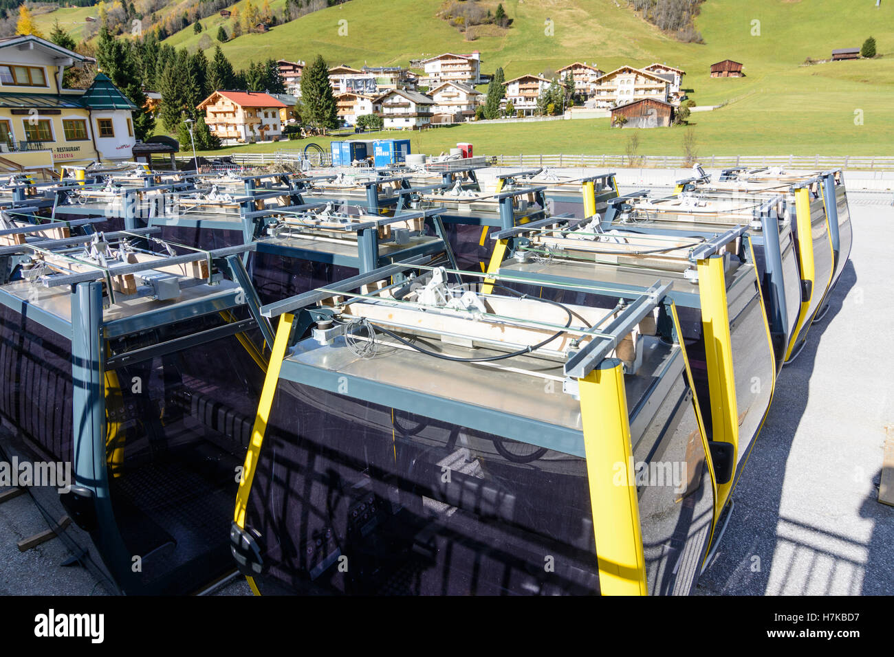 Gerlos: Seilbahn-Neuwagen warten auf Montage, Zell-Gerlos, Tirol, Tirol, Österreich Stockfoto