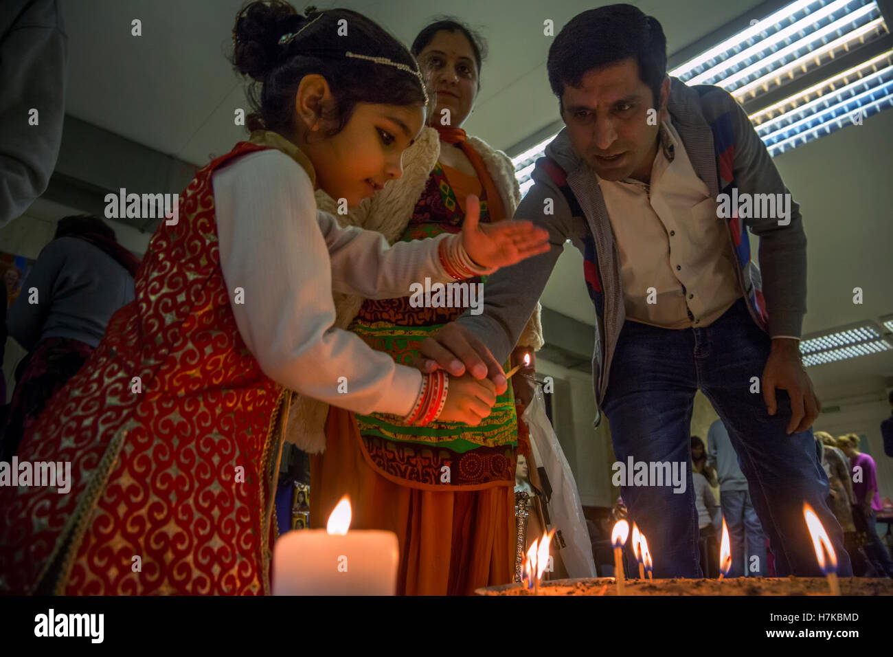 Indische Familie zündet ein Feuer während eines religiösen Rituals während der Feier von Diwali (das hinduistische Lichterfest) Stockfoto