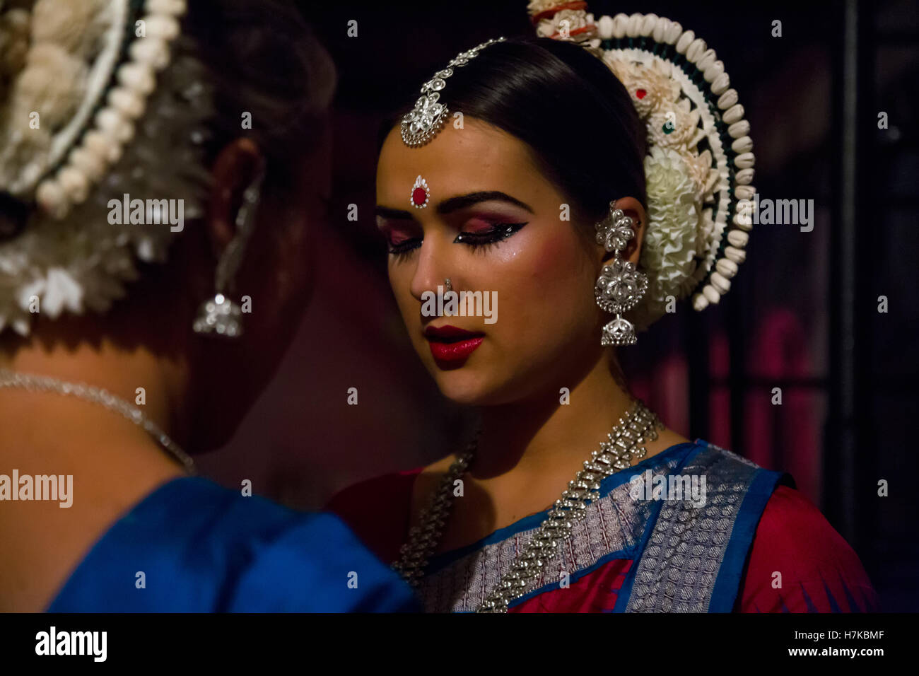 Europäerin in indischen Kleid vor dem Auftritt anlässlich des Diwali (das hinduistische Lichterfest) Stockfoto