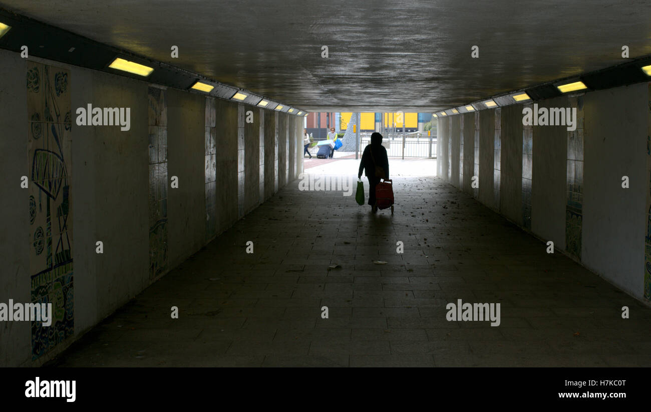 Frau, die ich mit Trolley n Unterführung Stadtsilhouette Glasgow, Schottland, Großbritannien Stockfoto