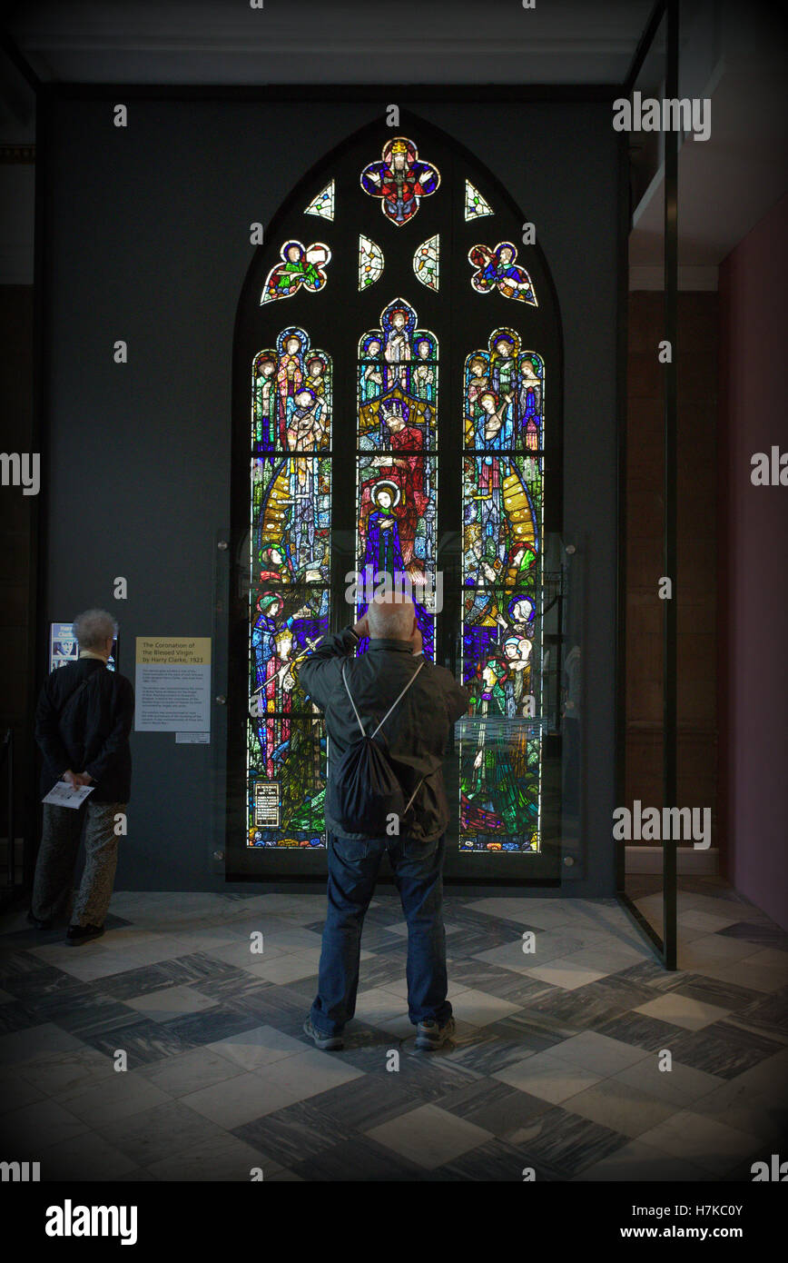 Die Krönung des BUNTGLASES der Heiligen Jungfrau durch den gefeierten irischen Künstler Harry Clarke wurde im Kelvingrove Museum enthüllt. Stockfoto