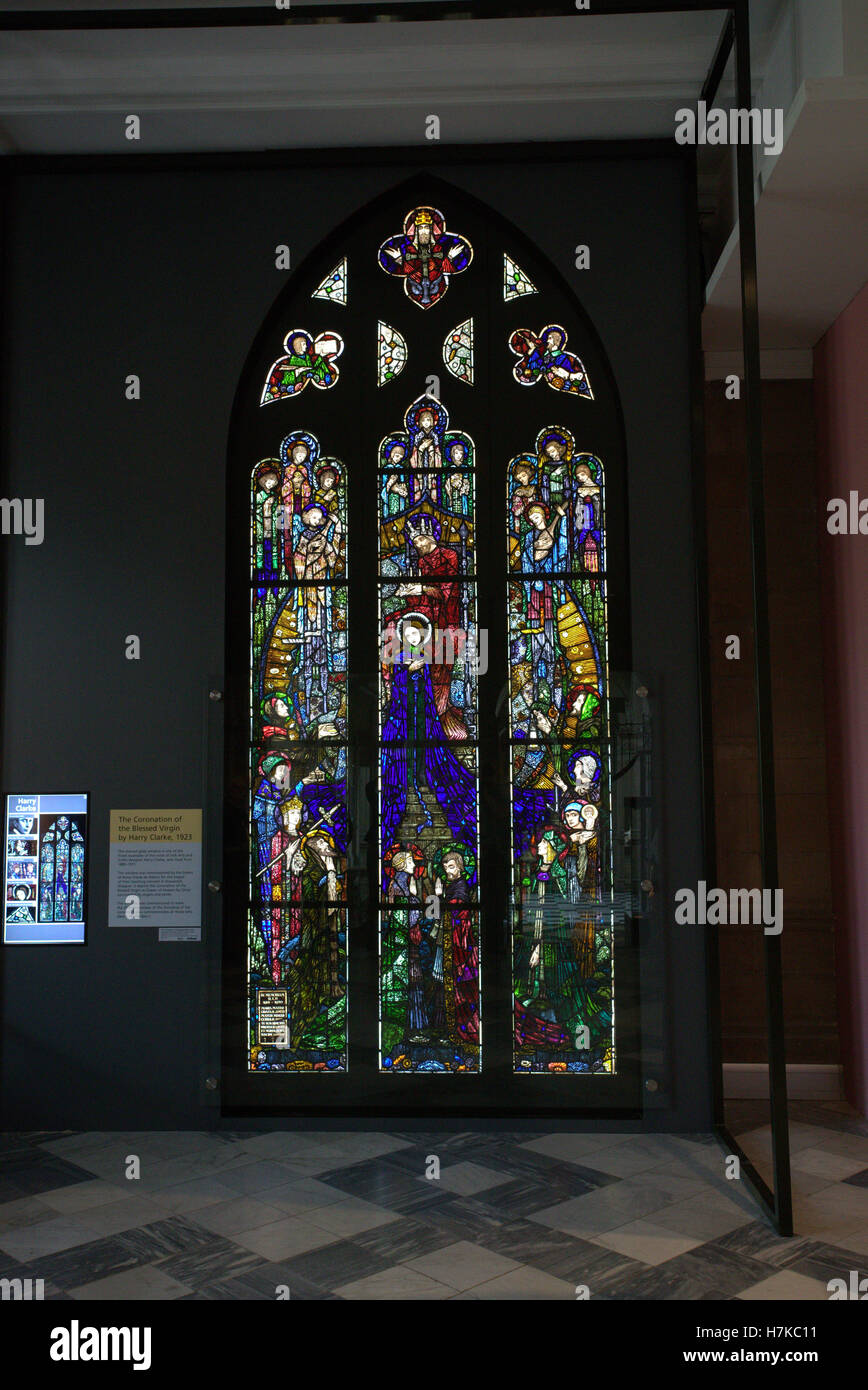 Krönung von der seligen Jungfrau STAINED Glass von gefeierten irische Künstler Harry Clarkehas im Kelvingrove Museum enthüllt worden. Stockfoto